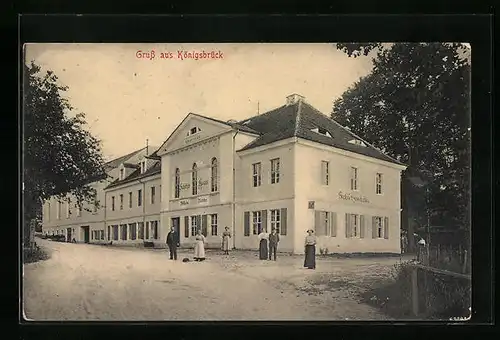 AK Königsbrück, Passanten vor dem Gasthof Schützenhaus