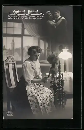 Foto-AK Spinn! spinn!, junge Frau träumt von glücklichen Zeiten als Liebespaar