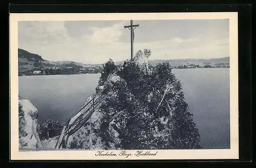 AK Kochel am See /Bayr. Hochland, Felsen mit Gipfelkreuz und Kochelsee