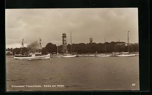 AK Travemünde / Ostsee, Partie am Hafen, Fähre und Leuchtturm