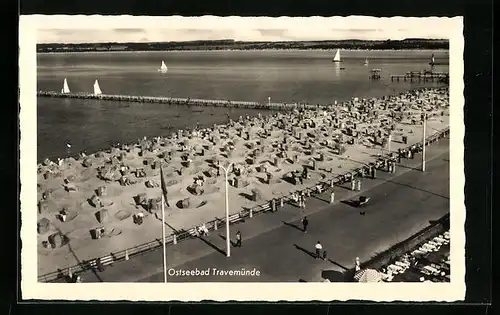 AK Travemünde / Ostsee, Strandpanorama mit Strandkörben
