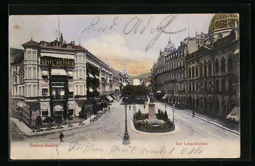 AK Baden-Baden, Der Leopoldsplatz mit Hotel Victoria und Denkmal