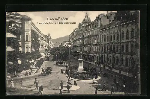 AK Baden-Baden, Hotel Victoria am Leopoldplatz mit Sophienstrasse und Denkmal