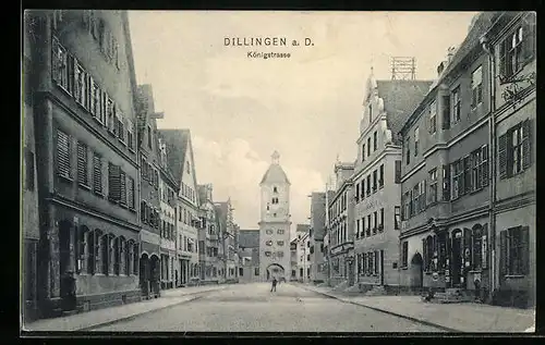 AK Dillingen a. D., Königstrasse mit Geschäften und Tor