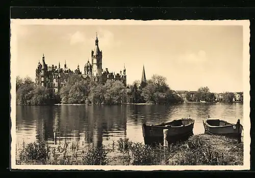 AK Schwerin i. M., Schloss mit Booten