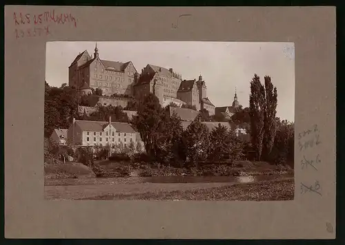 Fotografie Brück & Sohn Meissen, Ansicht Colditz i. Sa., Blick vom Ort auf das Schloss, Rückseite mit Ansichtskarte