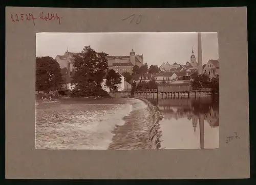 Fotografie Brück & Sohn Meissen, Ansicht Colditz i. Sa., Partie am Wehr mit Blick in die Stadt