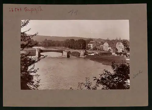 Fotografie Brück & Sohn Meissen, Ansicht Rochlitz, Blick auf die Muldenbrücke mit Teilansicht des Ortes