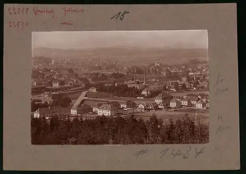 Fotografie Brück & Sohn Meissen, Ansicht Ebersbach i. Sa., Blick auf den Ort mit der Fabrik