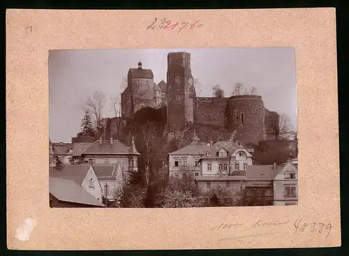 Fotografie Brück & Sohn Meissen, Ansicht Stolpen i. Sa., Blick aus dem Ort auf das Schloss