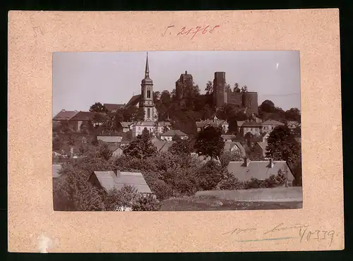 Fotografie Brück & Sohn Meissen, Ansicht Stolpen, i. Sa., Ortansicht mit Blick auf das Schloss