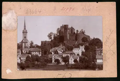 Fotografie Brück & Sohn Meissen, Ansicht Stolpen i. Sa., Teilansicht des Ortes mit Schloss und Kirche