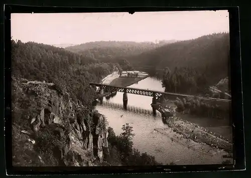 Fotografie Brück & Sohn Meissen, Ansicht Mittweida, Badeanstalt an der Eisenbahnbrücke über die Zschopau
