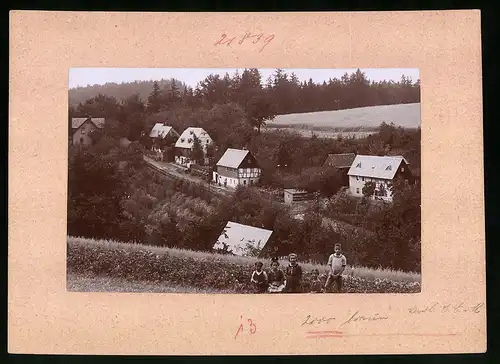 Fotografie Brück & Sohn Meissen, Ansicht Schörnborn, Teilansicht der Wohnhäuser im Ort, Kinder schauen in die Kamera