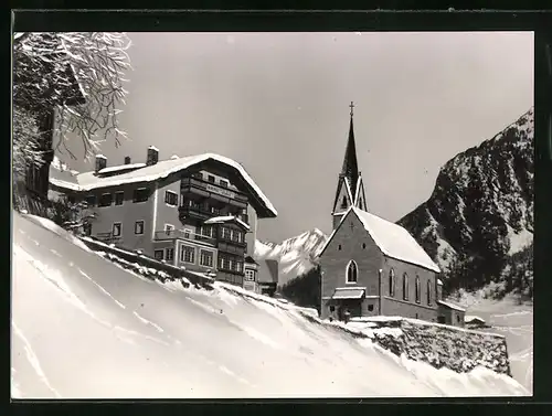 AK Rain in Taufers, Gasthof Berger mit Kirche im Schnee