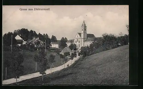 AK Dietramszell, Ortspartie mit Kirche und Weg