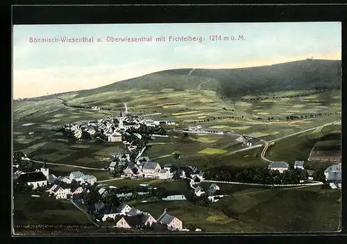 AK Böhmisch Wiesenthal, Ortsansicht mit Oberwiesenthal und Fichtelberg