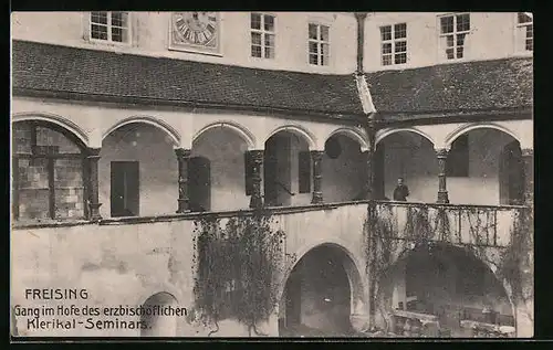 AK Freising, Gang im Hofe des erzbischöflichen Klerikal-Seminars