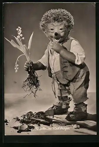 AK Mecki hält Maiglöckchen in der Hand