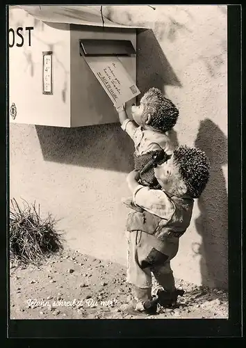 AK Mecki hilft seinem Sohn, einen Brief in den Briefkasten zu werfen