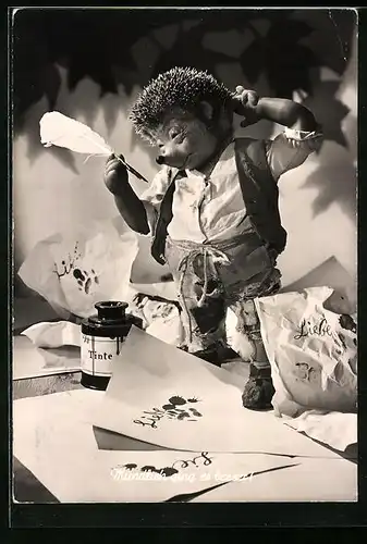 AK Mecki blickt ratlos auf Papier und Tinte