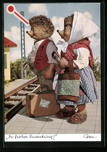 AK Mecki steht mit seiner Frau am Bahnsteig und wartet auf den Zug