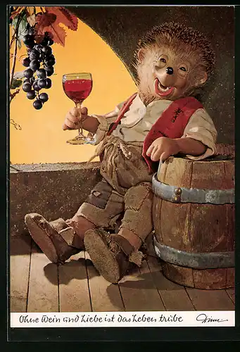 AK Mecki sitzt mit einem Weinglas in der Hand neben einem Weinfass