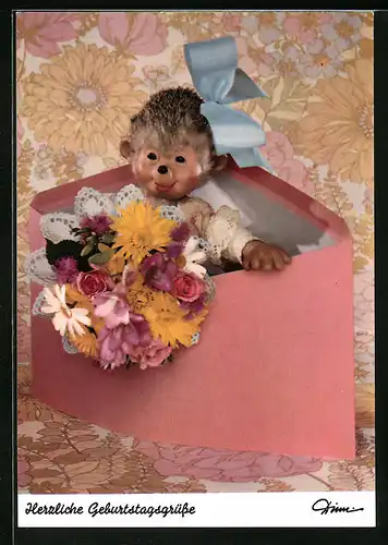 AK Meckis Frau blickt mit Blumen in der Hand aus einem Briefumschlag Herzliche Geburtstagsgrüsse