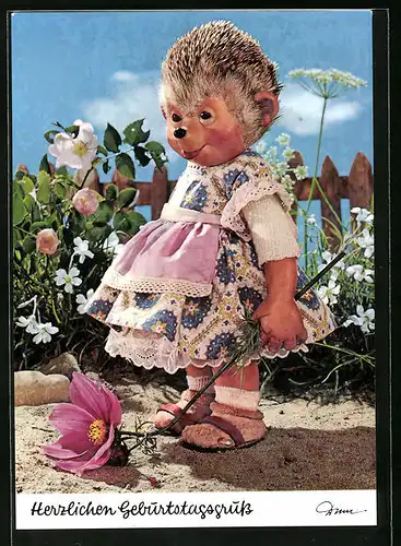 AK Meckis Frau steht mit einer Blume in der Hand im Garten, Herzlichen Geburtstagsgruss