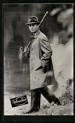 AK Apeldoorn, Reklame für Brand, Exclusieve Herenkleding, Deventerstraat 9, Mann mit Mantel und Hut beim Spaziergang