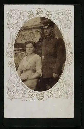 Foto-AK Soldat mit seiner Liebsten im Garten