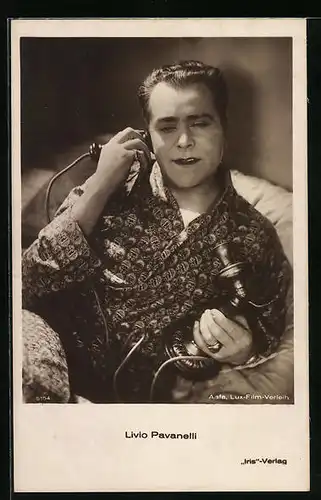 AK Schauspieler Livio Pavanelli im Morgenmantel am Telefon