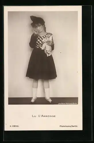 AK Schauspielerin Lu L'Arronge mit Puppe als kleines Mädchen verkleidet