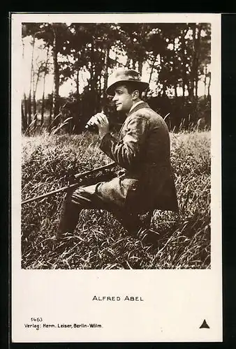 AK Schauspieler Alfred Abel mit Gewehr und Fernglas auf der Jagd