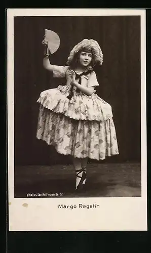 AK Schauspielerin Margo Regelin als hübsches Mädchen mit Fächer im Kleid tanzend
