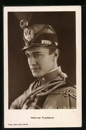 AK Schauspieler Werner Fuetterer elegant in Filmuniform