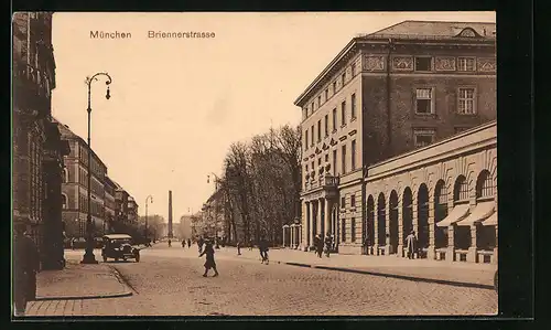 AK München, Briennerstrasse mit Passanten