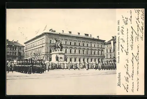 AK München, Soldatenparade am Odeonsplatz mit Denkmal 1903