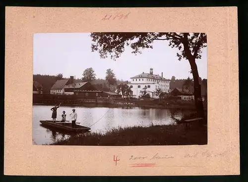 Fotografie Brück & Sohn Meissen, Ansicht Krumbach, Ortsansicht mit Gewässer & Fährboot