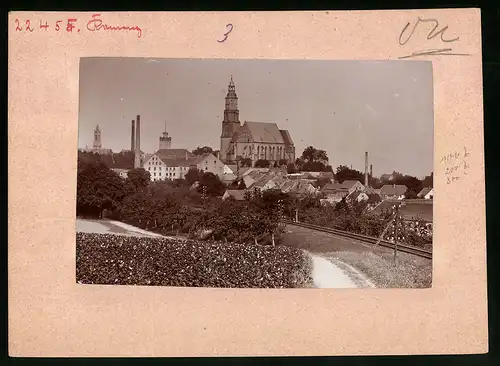 Fotografie Brück & Sohn Meissen, Ansicht Kamenz, Eisenbahngleise am Stadtrand mit Blick zur Kirche