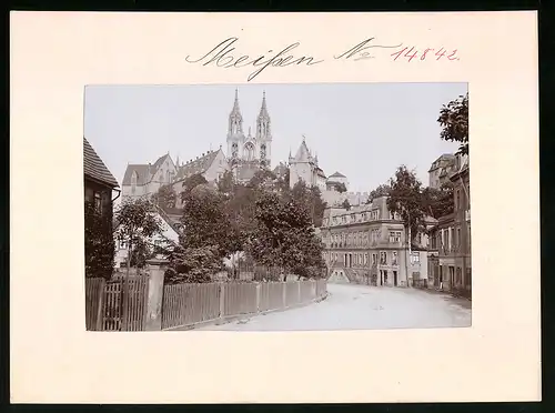 Fotografie Brück & Sohn Meissen, Ansicht Meissen i. Sa., Meisastrasse mit ladengeschäft, Albrechtsburg & Dom