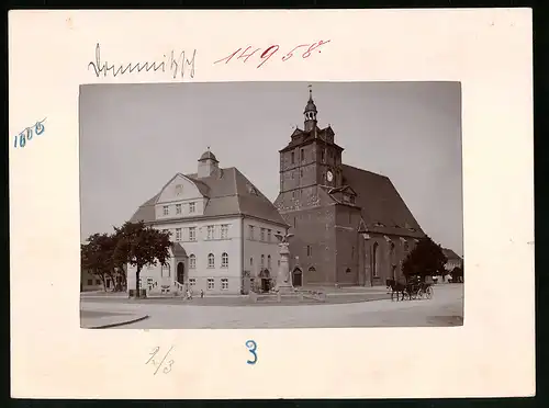 Fotografie Brück & Sohn Meissen, Ansicht Dommitzsch, Kirche & Rathaus mit Denkmal