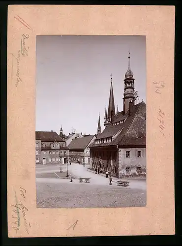 Fotografie Brück & Sohn Meissen, Ansicht Neustadt i. Sa., Marktplatz mit Apotheke und Rathaus