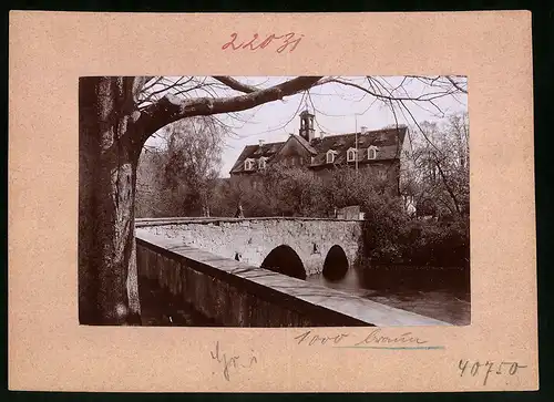 Fotografie Brück & Sohn Meissen, Ansicht Grillenburg, Blick über die Steinbrücke auf das Jagdschloss