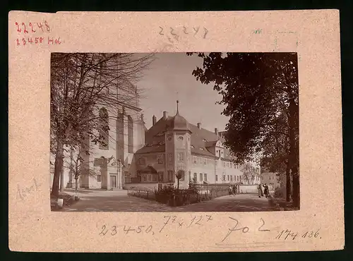 Fotografie Brück & Sohn Meissen, Ansicht Marienstern, Partie am Kloster, Geistliche im Gesrpäch