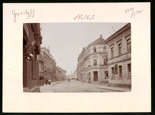 Fotografie Brück & Sohn Meissen, Ansicht Groitzsch, Bahnhofstrasse mit Friseur, Bäckerei Hüfner & Postamt