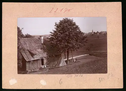 Fotografie Brück & Sohn Meissen, Ansicht Schellerhau, Partie an einem alten Holzhaus mit Blick zur Kirche