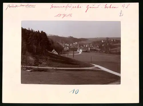 Fotografie Brück & Sohn Meissen, Ansicht Grund-Mohorn, Blick auf den Ort mit Waldpartie