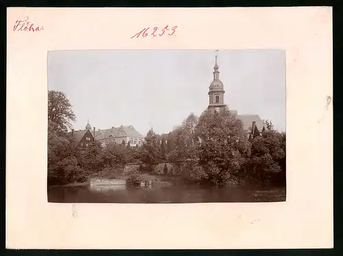Fotografie Brück & Sohn Meissen, Ansicht Flöha i. Sa., Blick auf die Kirche und Schule vom Teich aus gesehen