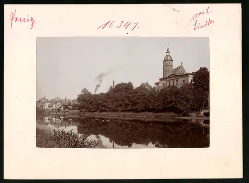 Fotografie Brück & Sohn Meissen, Ansicht Penig i. Sa., Muldenpartie mit Blick auf die Schleuse und Kirche